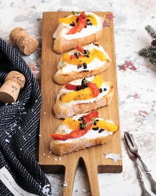 Брускетта с печеным перцем и сыром