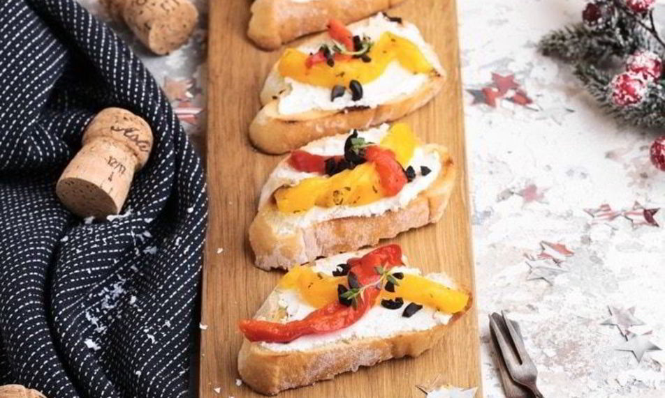 Рецепт брускетты с печеным перцем и сыром