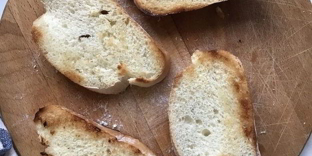 брускетта с печеным перцем и сыром