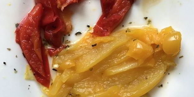 брускетта с печеным перцем и сыром