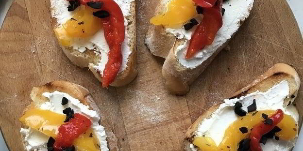 брускетта с печеным перцем и сыром