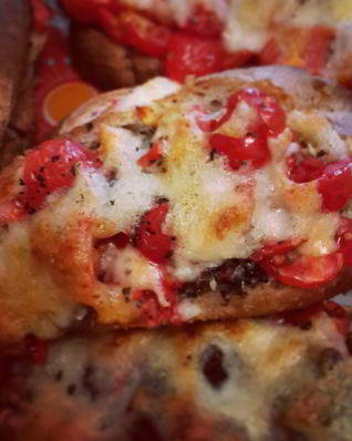 Брускетта с помидорами черри и сыром моцарелла