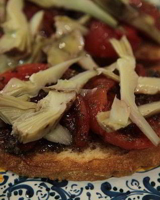 Брускетта с помидорами-гриль и артишоками