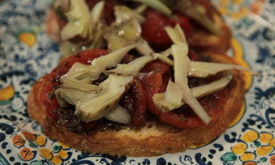 Рецепт брускетты с помидорами-гриль и артишоками