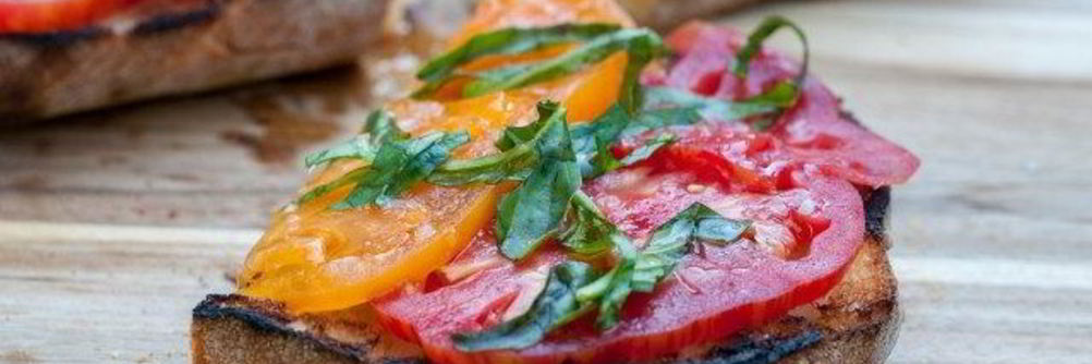 Брускетта с помидорами и базиликом