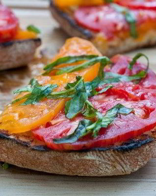 Брускетта с помидорами и базиликом