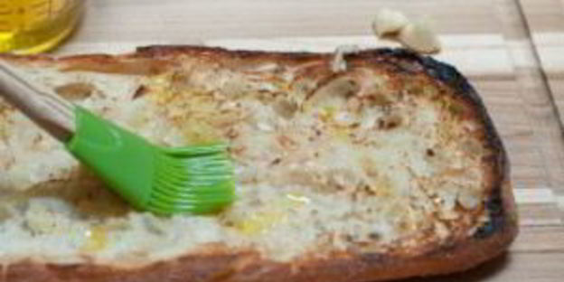 брускетта с помидорами и базиликом