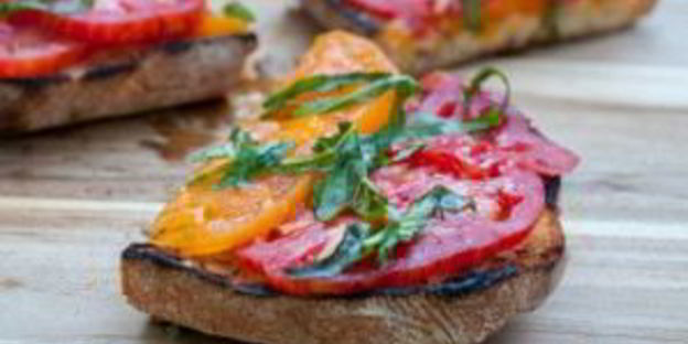 брускетта с помидорами и базиликом