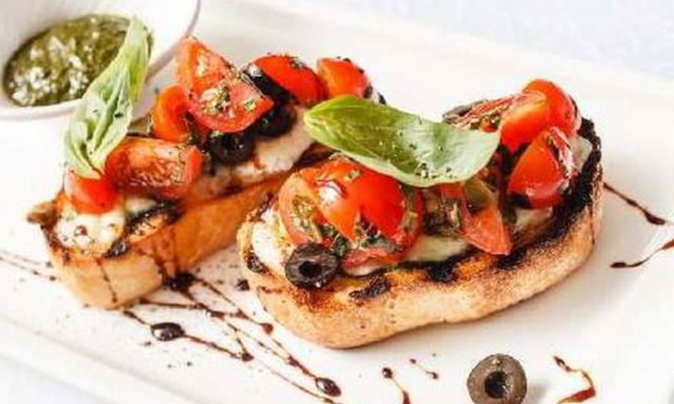 Рецепт брускетты с помидорами и брынзой