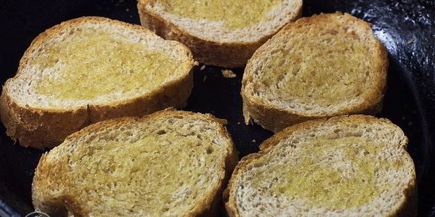 брускетта с помидорами и чесноком