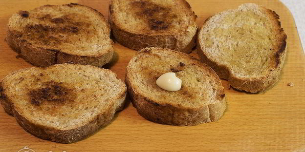 брускетта с помидорами и чесноком