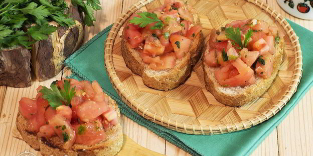 брускетта с помидорами и чесноком