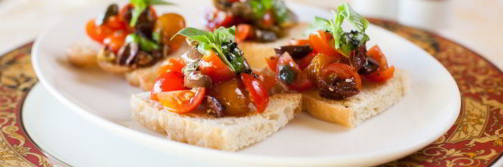 Брускетта с помидорами и оливками