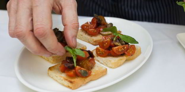 брускетта с помидорами и оливками