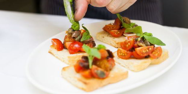 брускетта с помидорами и оливками