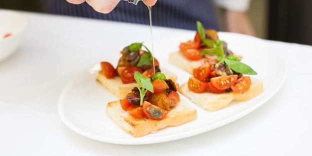 брускетта с помидорами и оливками