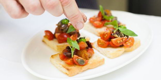 брускетта с помидорами и оливками