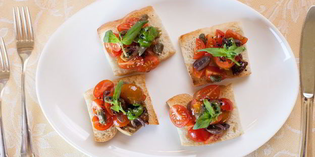 брускетта с помидорами и оливками