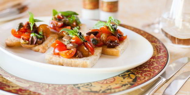 брускетта с помидорами и оливками