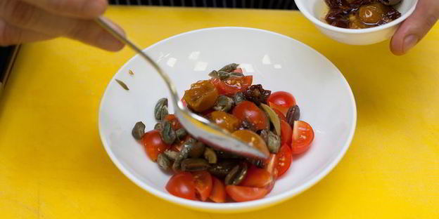 брускетта с помидорами и оливками