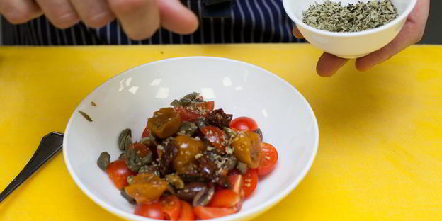 брускетта с помидорами и оливками