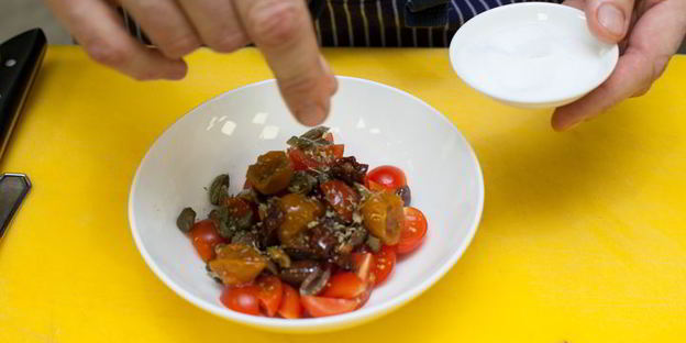 брускетта с помидорами и оливками