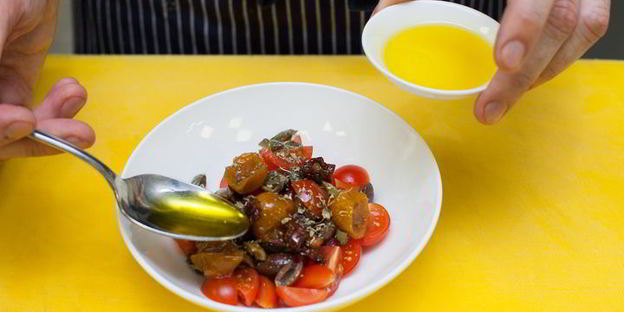 брускетта с помидорами и оливками