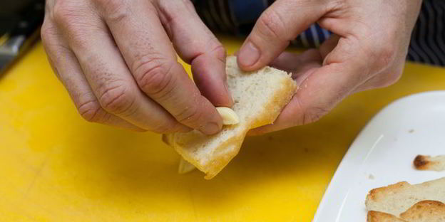 брускетта с помидорами и оливками