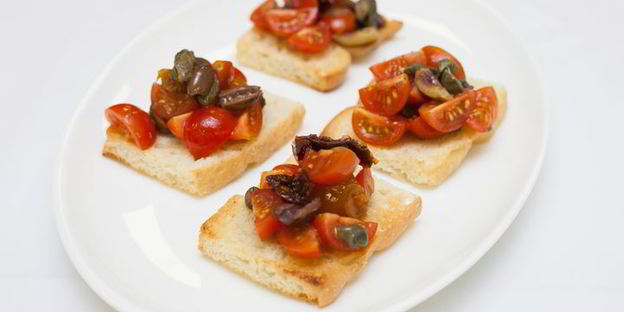 брускетта с помидорами и оливками