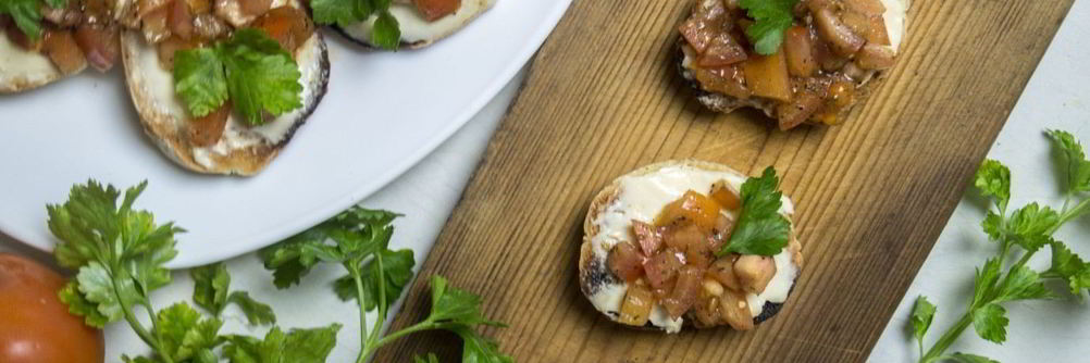 Брускетта с помидорами и сыром