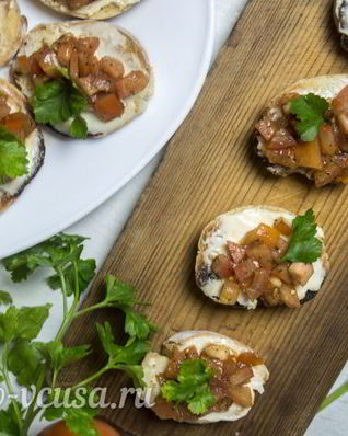 Брускетта с помидорами и сыром