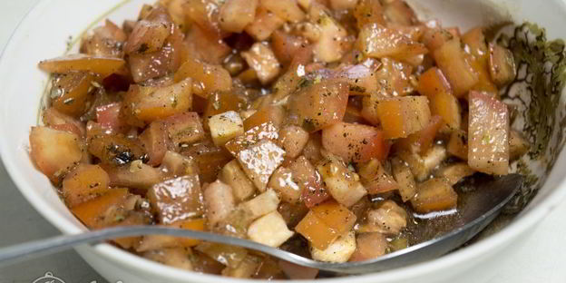 брускетта с помидорами и сыром