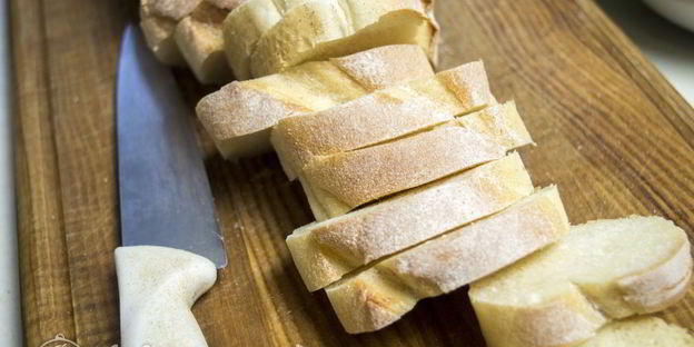 брускетта с помидорами и сыром