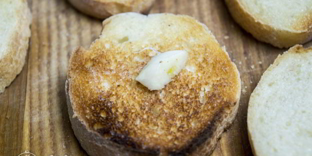 брускетта с помидорами и сыром