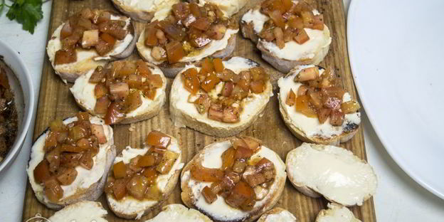 брускетта с помидорами и сыром