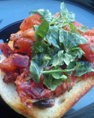 Брускетта с помидорами, красным луком и базиликом