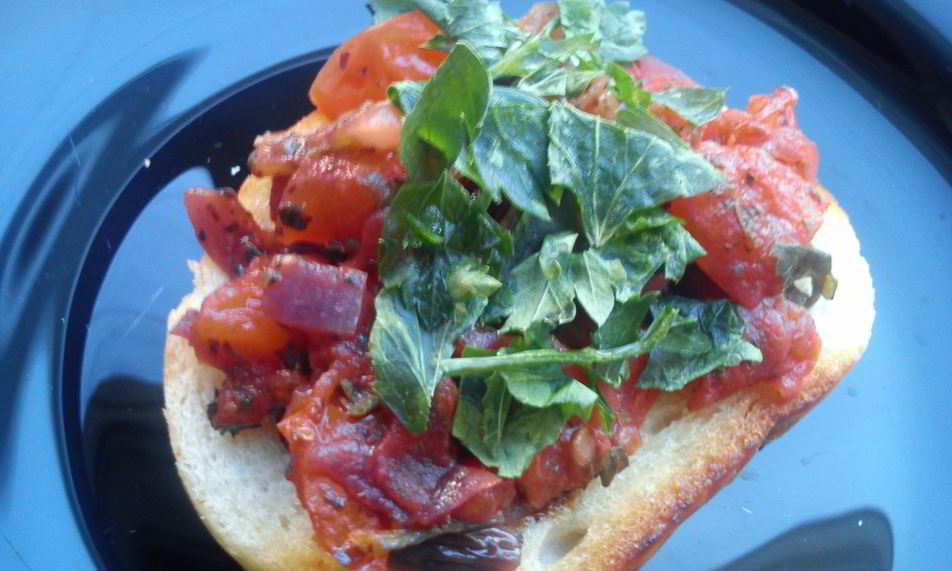 Рецепт брускетты с помидорами, красным луком и базиликом