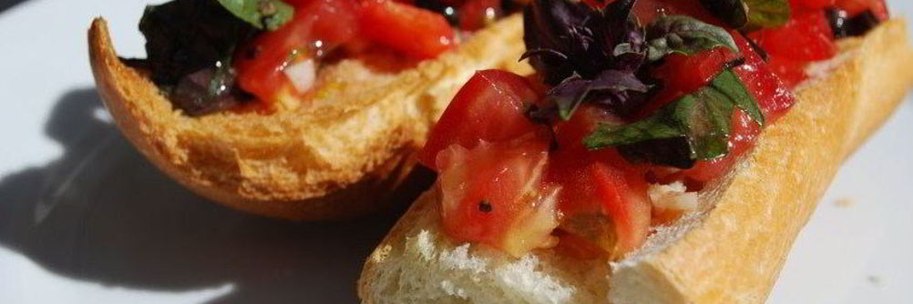 Брускетта с помидорами