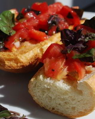 Брускетта с помидорами