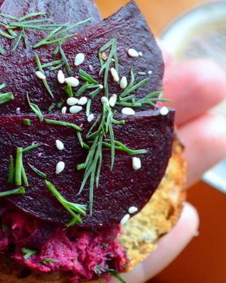 Брускетта с рыбой и свеклой