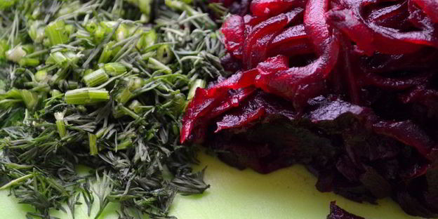 брускетта с рыбой и свеклой