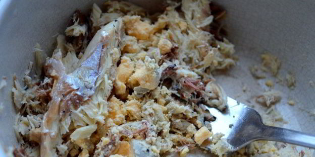 брускетта с рыбой и свеклой