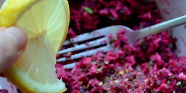 брускетта с рыбой и свеклой