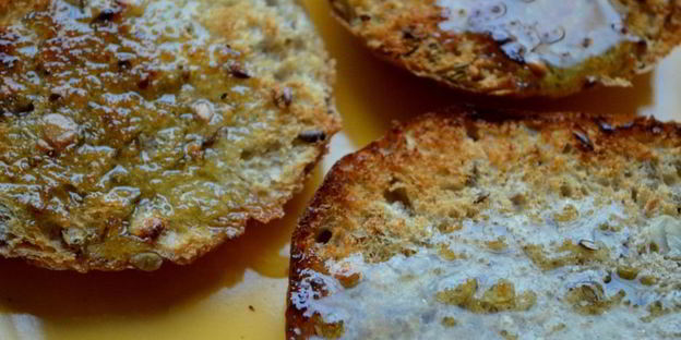 брускетта с рыбой и свеклой