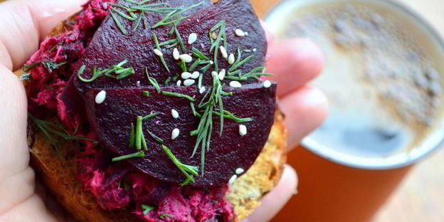 брускетта с рыбой и свеклой