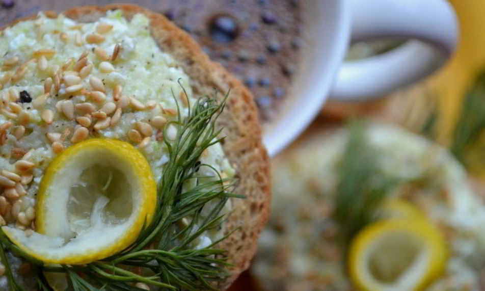 Рецепт брускетты с рыбой, творогом и кабачком