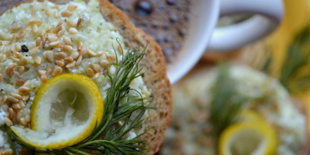 брускетта с рыбой, творогом и кабачком