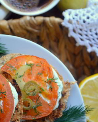 Брускетта с сельдереем и томлеными помидорами