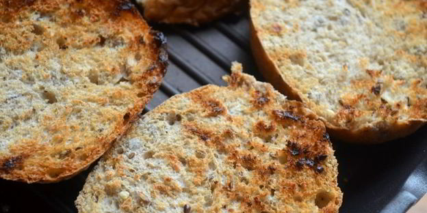 брускетта с сельдереем и томлеными помидорами