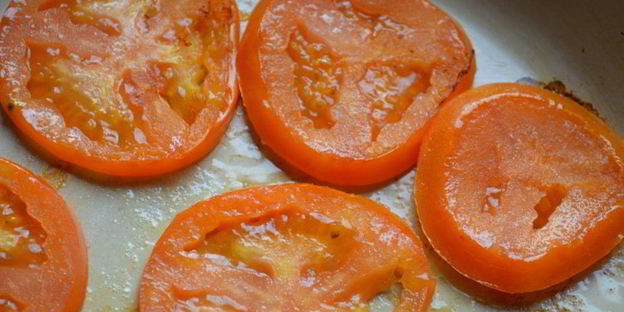 брускетта с сельдереем и томлеными помидорами